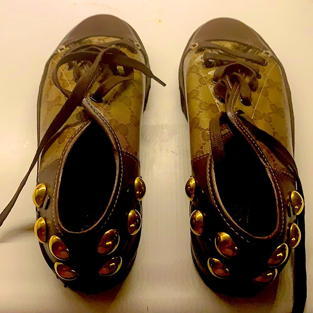 Gucci sneaker ladies never worn